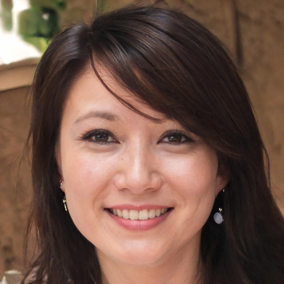 Teilnehmerin arbeitet konzentriert an einem Finanzmodell