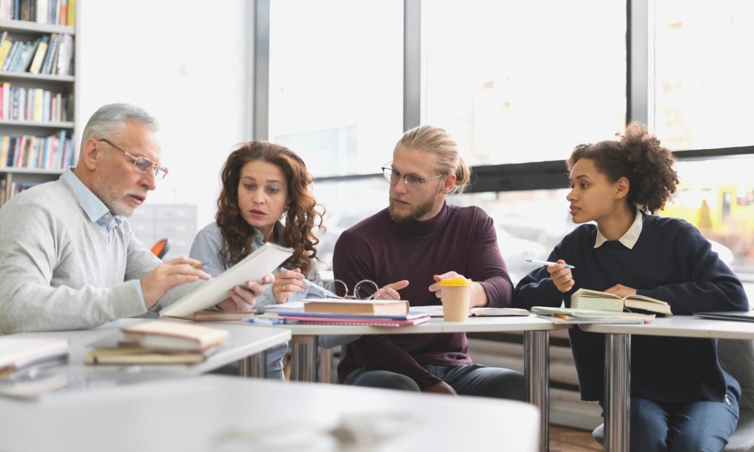 Arbeitsplatz mit Tabellenkalkulation und Finanzunterlagen